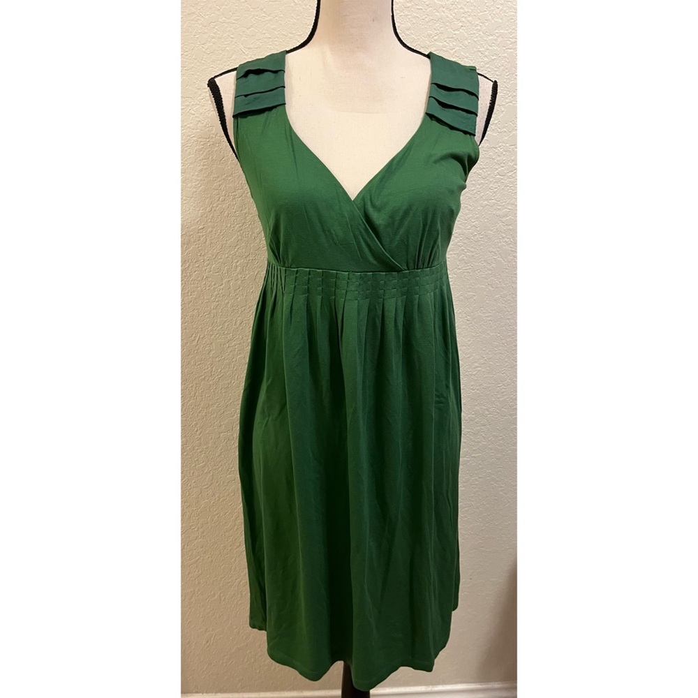 Sleeveless green ladies dress